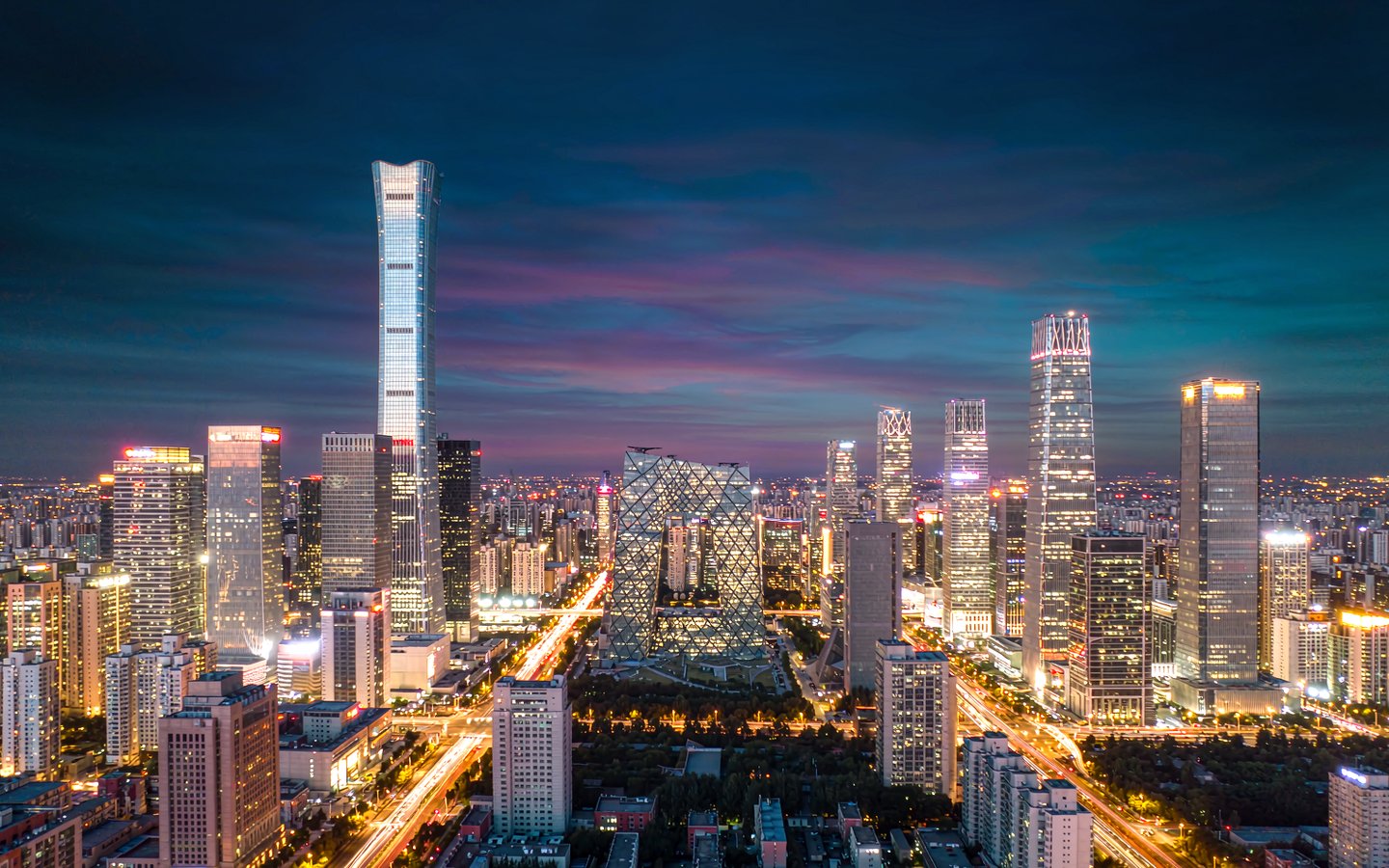 北京国贸 CBD 夜景天际线：中国尊、央视大楼与国贸三期建筑群